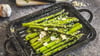 Mit Parmesan, Chiliflocken oder Balsamico-Creme verfeinert, lässt sich der gegrillte grüne Spargel pur, als Beilage oder mit einem leckeren Dip genießen.