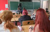 Für erteilten Unterricht müssen Lehrer lange auf Bezahlung warten. 