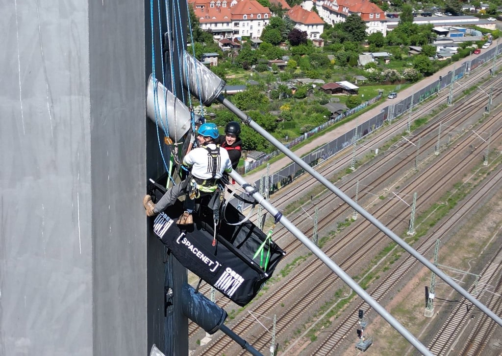 Für die spektakuläre Aussicht von der Berliner Brücke haben die Baukletterer der Firma „Hoch oben“ keine Zeit. 75 Meter hoch ist ihr Arbeitsplatz.