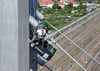 Für die spektakuläre Aussicht von der Berliner Brücke haben die Baukletterer der Firma „Hoch oben“ keine Zeit. 75 Meter hoch ist ihr Arbeitsplatz. 
