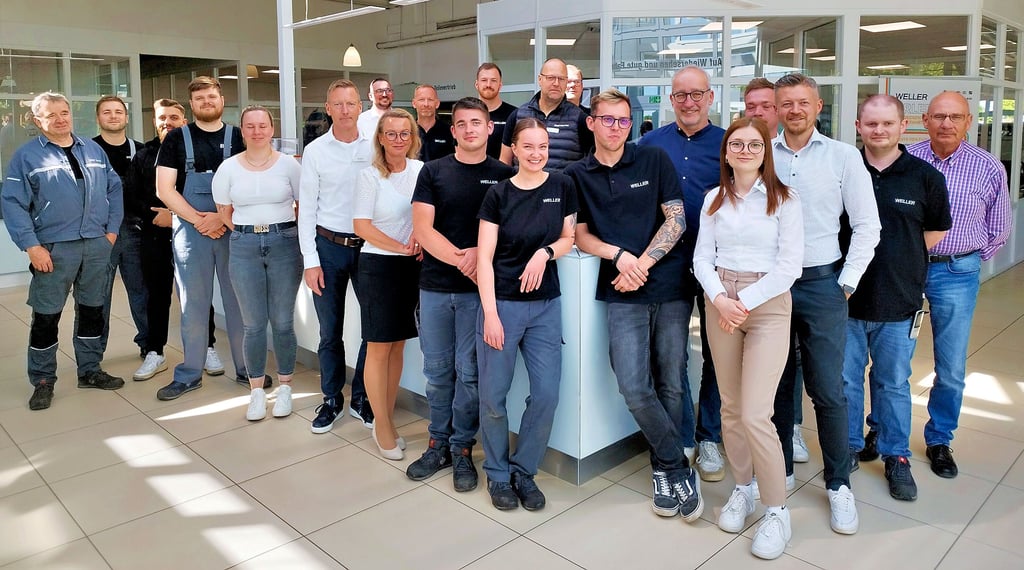 Ein offenbar zufriedenes Team: Mitarbeiter im BMW-Autohaus Weller in Brietz.