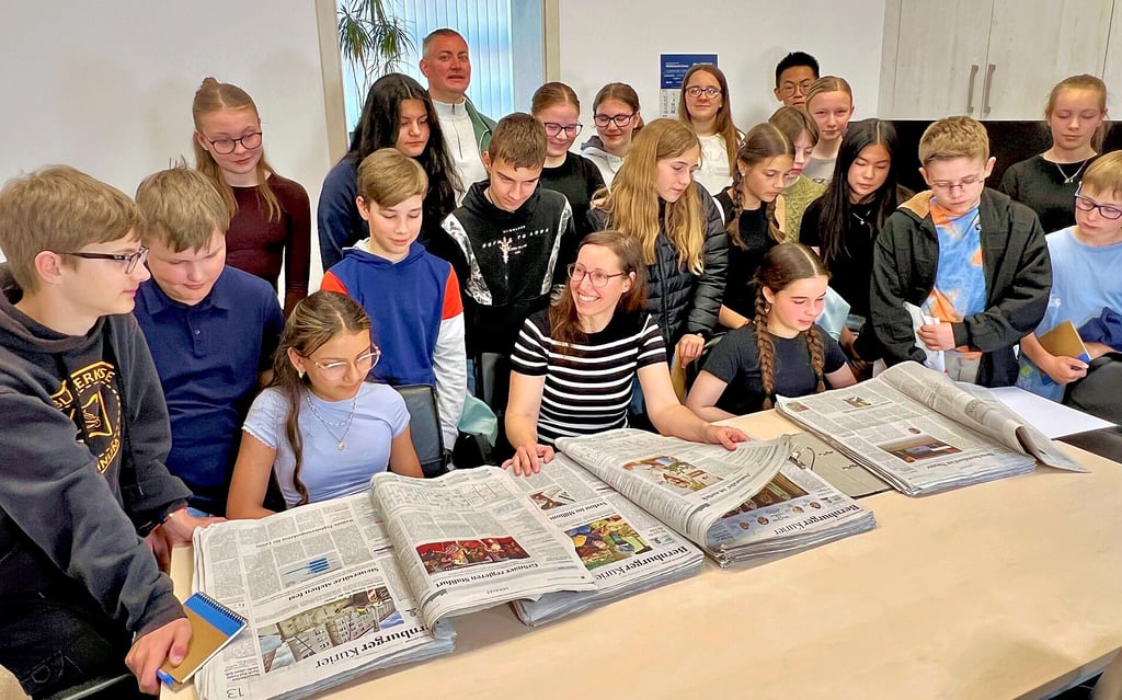 Die 6/2 des Bernburger Gymnasiums Carolinum mit Lehrer Peer Jürgens (Mitte, hinten) zu Besuch in der MZ-Lokalredaktion. MZ-Reporterin Katharina Thormann (Mitte, vorn) schaut mit den Schülern die Ausgaben der vergangenen Monate durch.