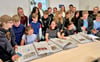 Die 6/2 des Bernburger Gymnasiums Carolinum mit Lehrer Peer Jürgens (Mitte, hinten) zu Besuch in der MZ-Lokalredaktion. MZ-Reporterin Katharina Thormann (Mitte, vorn) schaut mit den Schülern die Ausgaben der vergangenen Monate durch. 
