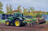 Auf diesem Versuchsfeld der Hochschule Anhalt in Bernburg-Strenzfeld befindet sich seit 2023 eine „Agri-Photovoltaik-Freiflächenanlage“ (Agri-PV). Sie umfasst vier senkrechte Reihen in Nord-Süd-Richtung, je 45 Meter lang. Die Module gewinnen Strom auf Vorder- und Rückseite aus Richtung Ost und West. 