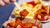 Die Currywurst wird in Kantinen immer unbeliebter. (Archivbild)