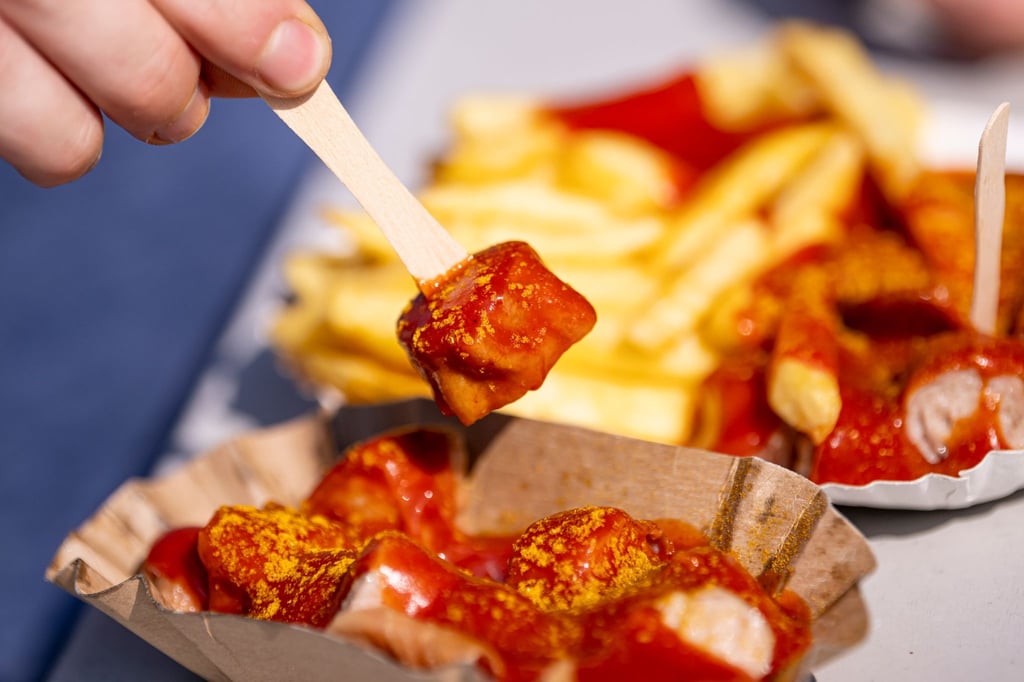 Die Currywurst wird in Kantinen immer unbeliebter. (Archivbild)
