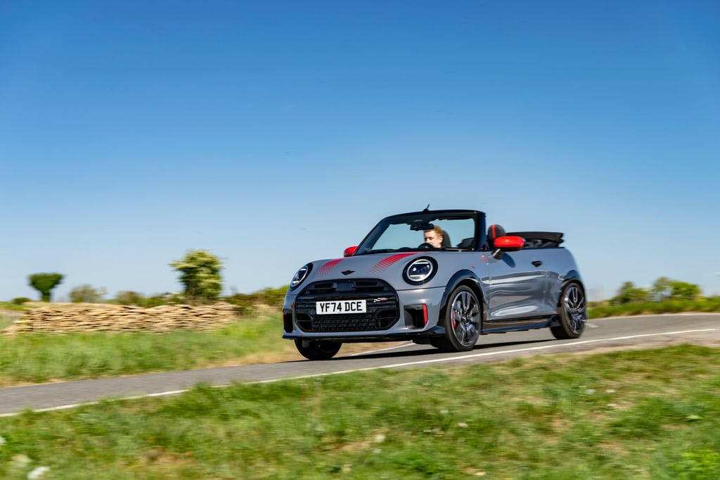 Dieser Mini kann auch Maxi: Der neue Mini John Cooper Works sprintet in 6,1 Sekunden auf 100 - auf Wunsch auch unter freien Himmel..