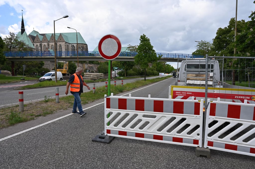 Bereits gegen 17 Uhr war die Fahrbahn unter der Brücke gesperrt worden.