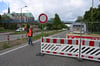 Bereits gegen 17 Uhr war die Fahrbahn unter der Brücke gesperrt worden.
