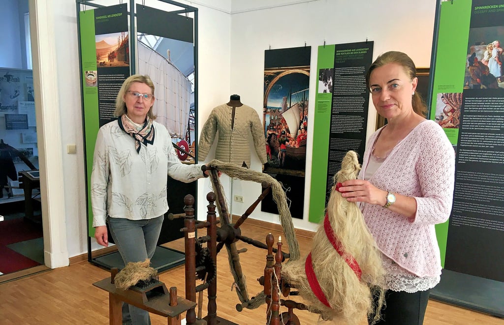 Museumsleiterin Antonia Beran (links) erklärt die traditionellen Maschinen zur Kleiderproduktion.