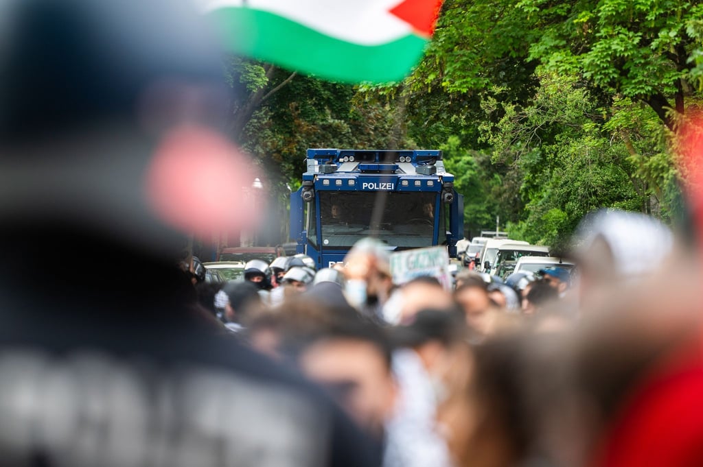 Mehr als tausend Demonstranten protestieren in Kreuzberg gegen Politik Israels.