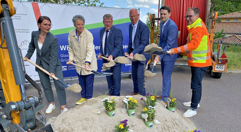 Der Anfang ist gemacht: In Grünewalde griffen neben Stadtwerke-Geschäftsführerin Julia Teige unter anderem auch Ministerin Lydia Hüskens (FDP) und OB Bert Knoblauch (CDU) zum Spaten (von links.)