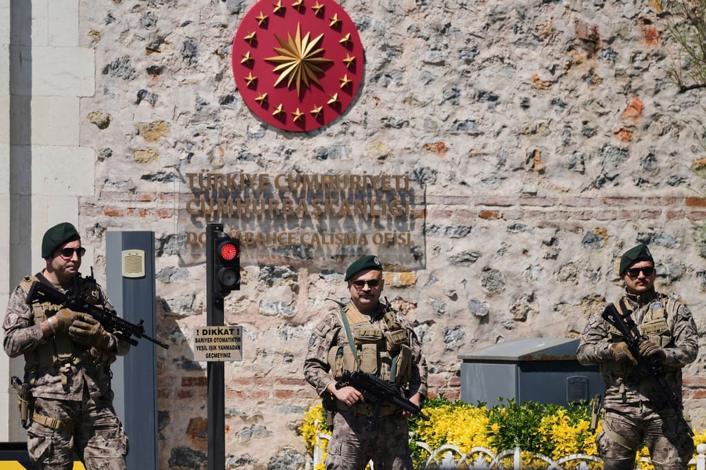 Türkische Sicherheitskräfte stehen vor dem Dolmabahce-Palast, wo Gespräche zwischen russischen und ukrainischen Delegationen stattfinden sollen.