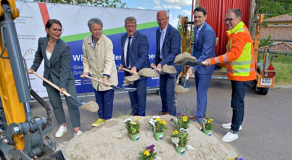 Spatenstich für die Glasfaseranbindung Ostelbien