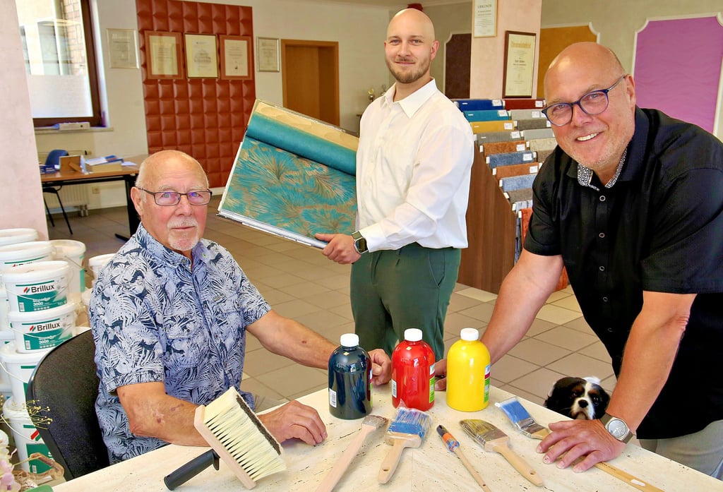 Drei Generationen, drei Malermeister: Werner (von links), Lucas und Fred Reimer in ihrem Bernburger Handwerksbetrieb.