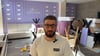 Blick in das noch im Umbau befindliche "Cafe Smile" mit Inhaber und Gastronom Sarmen Nazaryan.