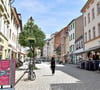 Die Fußgängerzone in der Jüdenstraße in der Weißenfelser Innenstadt ist die Haupteinkaufsmeile in der Stadt. Sie leidet unter durchwachsenem Zulauf und Ladenleerstand. 