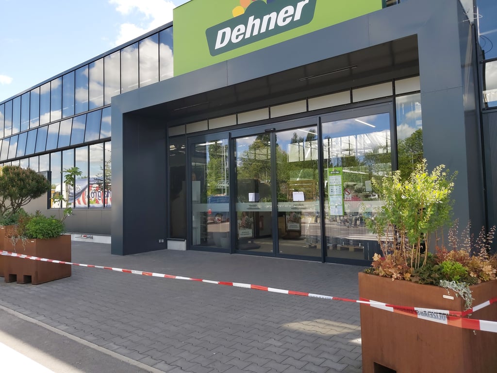 Rot-weißes Flatterband sperrt den Eingangsbereich des Dehner-Gartencenter in Magdeburg ab. Auslöser ist ein Einbruch in der Nacht.