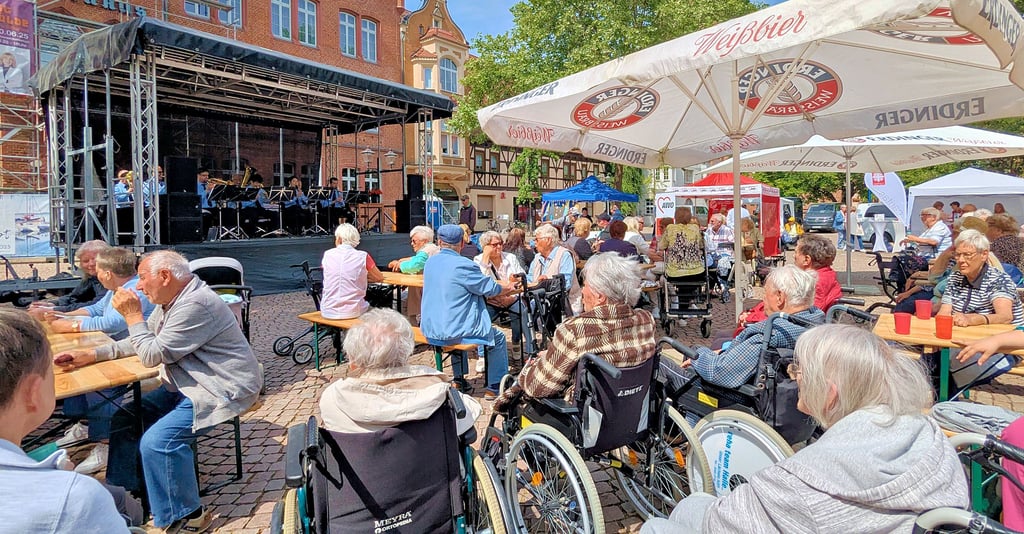 Das Landespolizeiorchester Sachsen-Anhalt bringt so manchen Besucher des Seniorenmarktes zum Schunkeln.