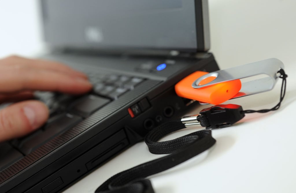 Wichtiges Werkzeug: Mit einem USB-Speicherstick kann man Windows 11 oft selbst dann installieren, wenn Microsoft das Upgrade übers Internet verweigert. Und auch Linux wird bei Bedarf per Stick auf den Rechner gespielt.