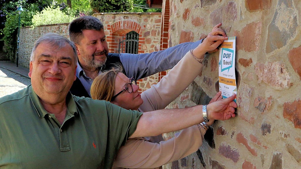 Andreas Leonhardt (links), Birgit Hinz und Marco Baumgarten verteilen Plakate für den zweiten Dorfflohmarkt in Gutenswegen.
