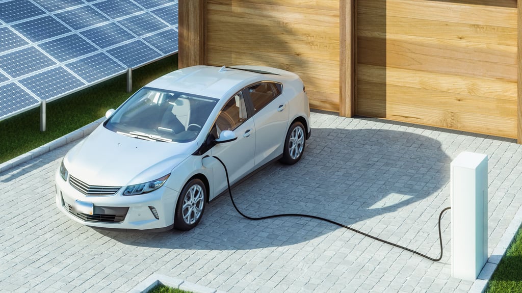 Der Solarboom führt zu negativen Strompreisen im Großhandel. Mit einem dynamischen Stromtarif lassen sich E-Autos zeitweise sehr günstig aufladen.