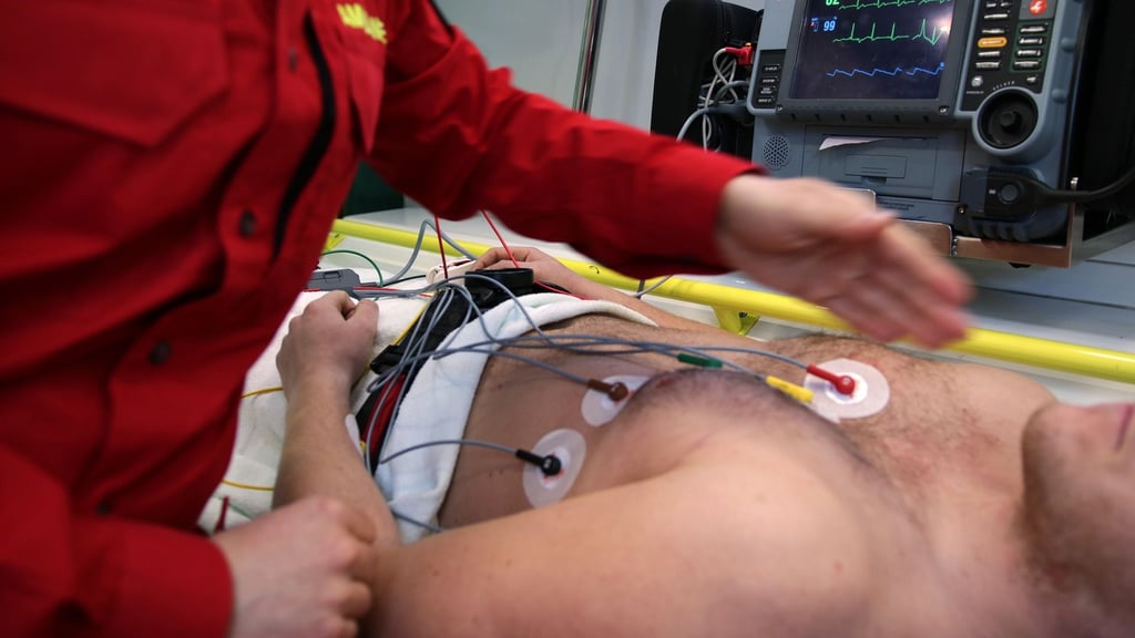 Ein Mann kam nach einem Unfall bei Kelbra mit einem Rettungswagen ins Krankenhaus.
