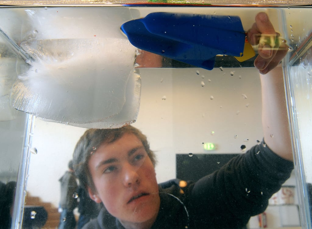 Zum Juniorcampus an der Hochschule Magdeburg gibt es auch Experimente mit Wasser.