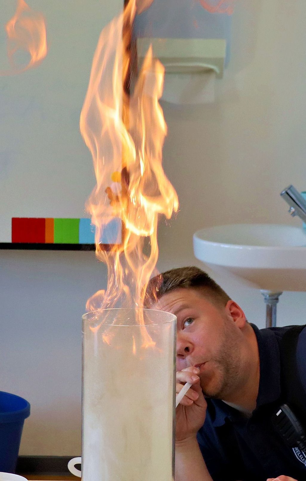 Feuer hautnah: Experimente bringen Schüler zum Staunen.