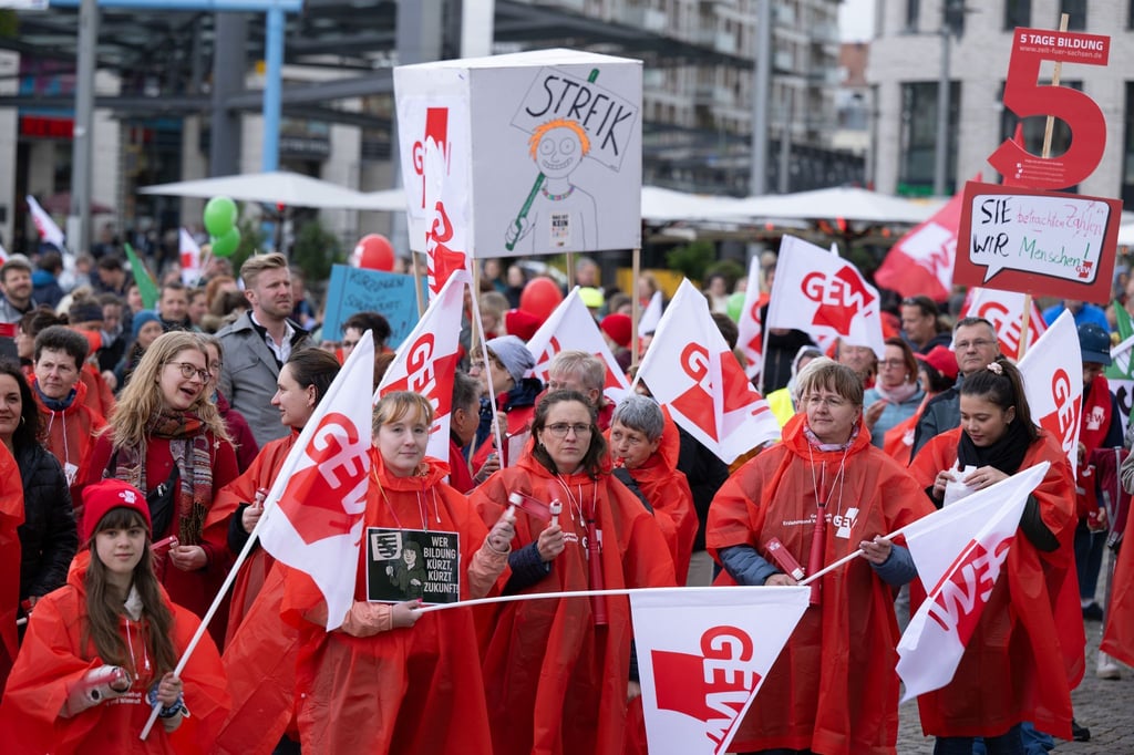 Tausende Teilnehmer haben in Dresden gegen die Bildungspolitik der Landesregierung demonstriert.