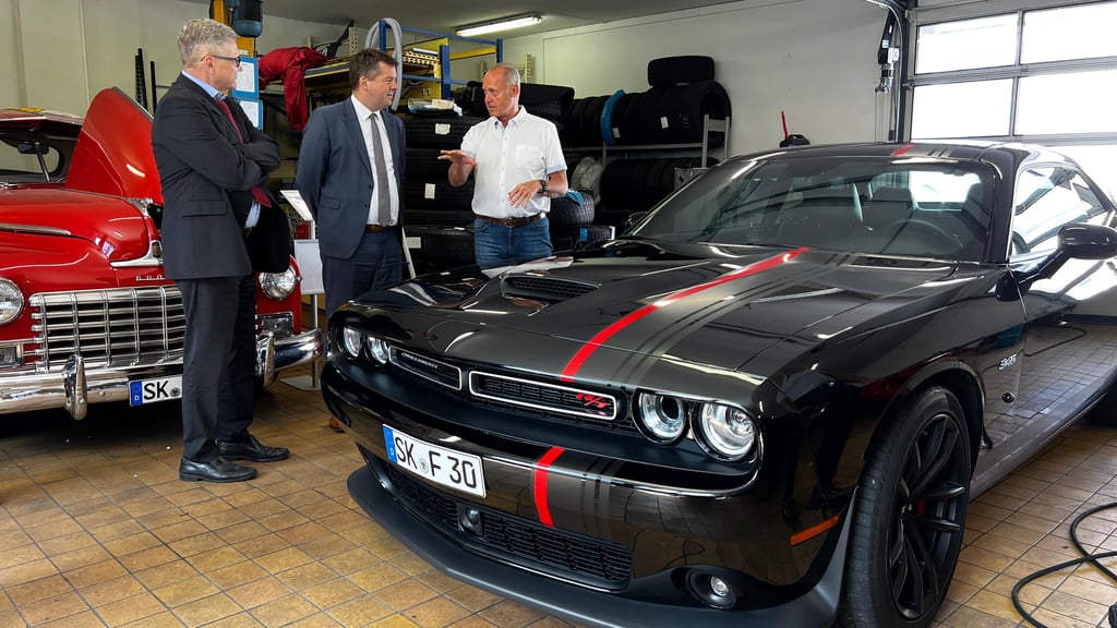 Sven Schulze (Mi.) war zu Besuch bei Geschäftsführer Lutz Fritz (r.) im Autohaus Fritz in Oppin.Foto: König