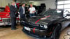 Sven Schulze (Mi.) war zu Besuch bei Geschäftsführer Lutz Fritz (r.) im Autohaus Fritz in Oppin.Foto: König