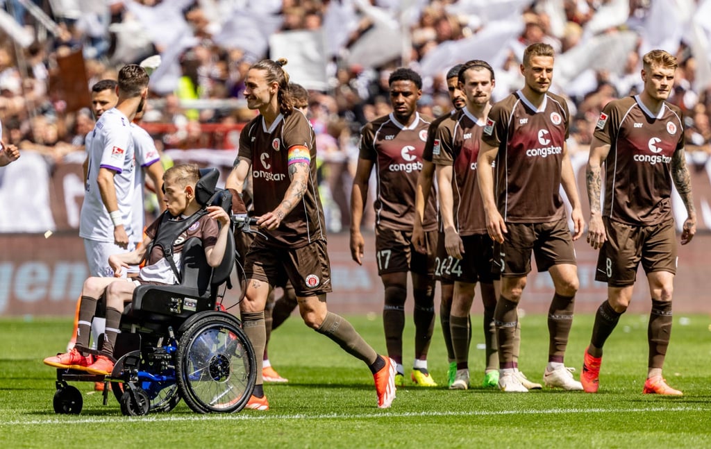 So wie der Fan hier können Rollstuhlfahrer Fußballspiele in der Bundesliga nicht immer genießen. Viele erhalten erst gar keinen Zugang.