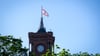 Die Flagge an der Spitze des Roten Rathauses weht am Morgen auf halbmast.