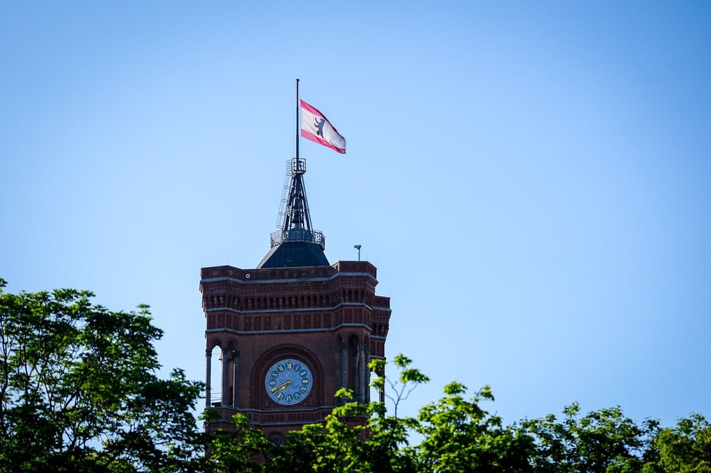 Die Flagge an der Spitze des Roten Rathauses weht am Morgen auf halbmast.