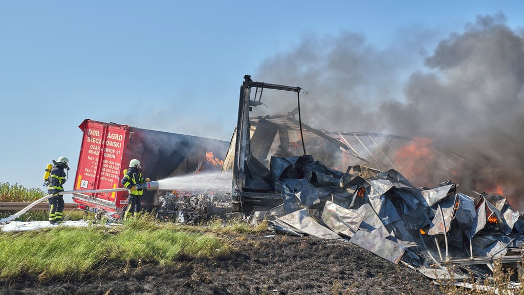 Brennender Lkw auf der A2 bei Bornstedt (Börde).