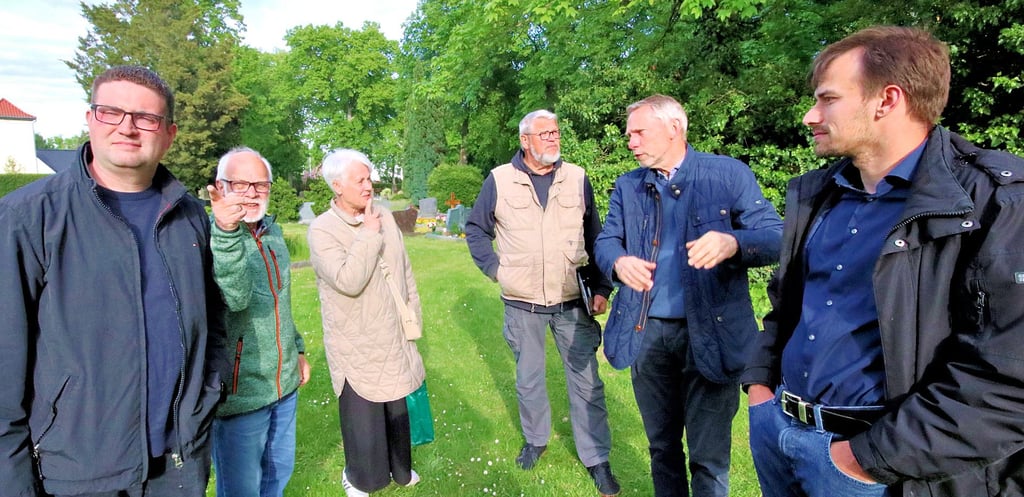 Sachbearbeieterin Heike Seidel erklärt den Ortsräten ihre Aufgabe auf dem Möseraner Friedhof.