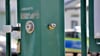 Wer schaut denn da nach dem Rechten? Im Eingangstor des Polizeireviers Stendal hat es sich ein Meisenpärchen gemütlich gemacht. 