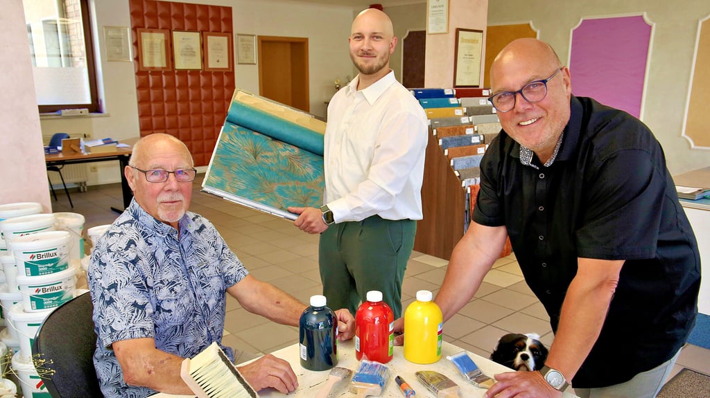 Drei Generationen, drei Malermeister: Werner (von links), Lucas und Fred Reimer in ihrem Bernburger Handwerksbetrieb.