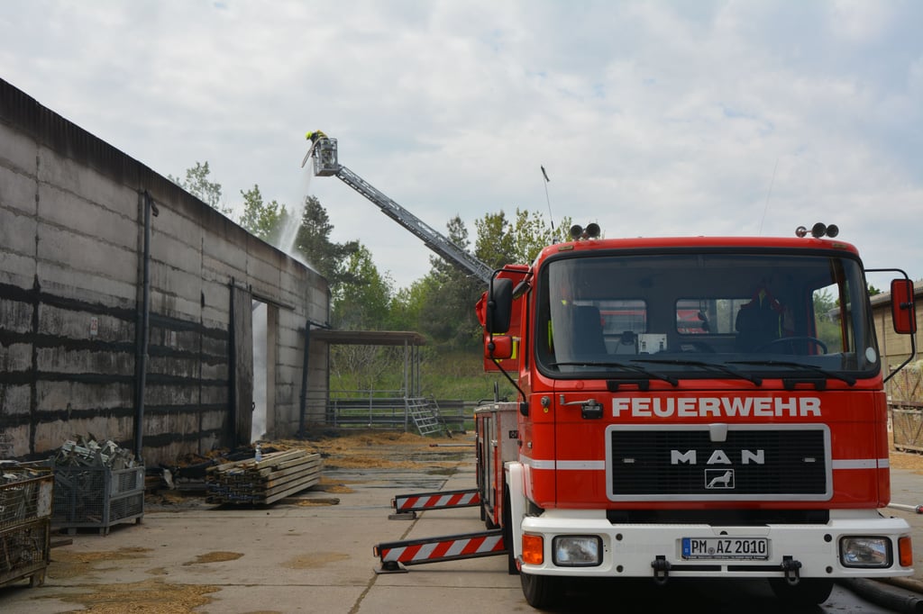 Bild vom Einsatz der Feuerwehren am Tag des Großbrandes bei der Agrargenossenschaft Tucheim.