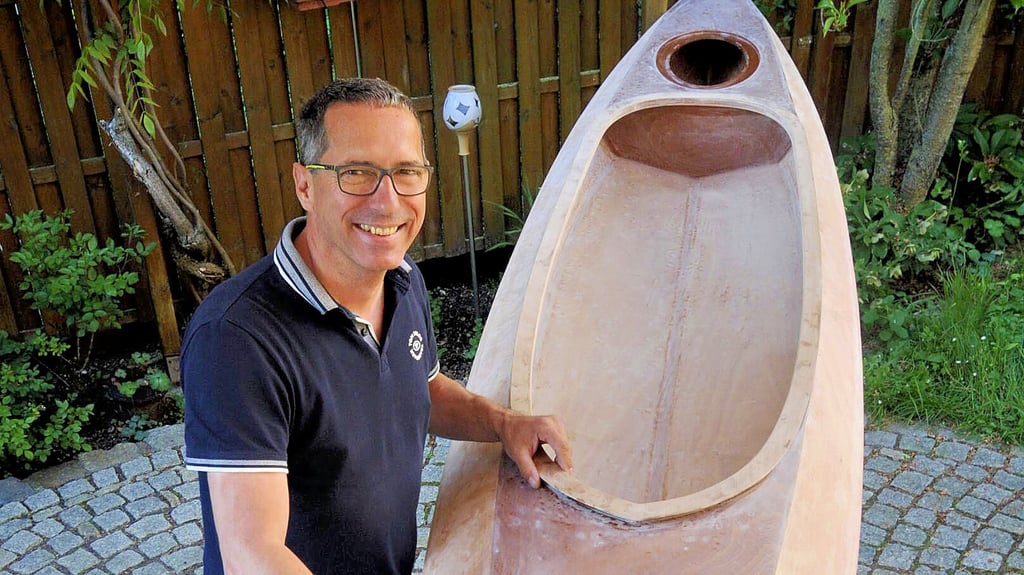 Mit dem freudigen Stolz des Erbauers: Der Burgscheidunger Stephan Becker steht am so gut wie fertigen Boot, das eventuell „Stockente“ getauft wird.