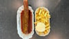 Einmal Currywurst mit Pommes in der Autostadt Wolfsburg - auch dort ist das Gericht zu kaufen, und zwar als „Volkswagen Currywurst“. (Archivbild)