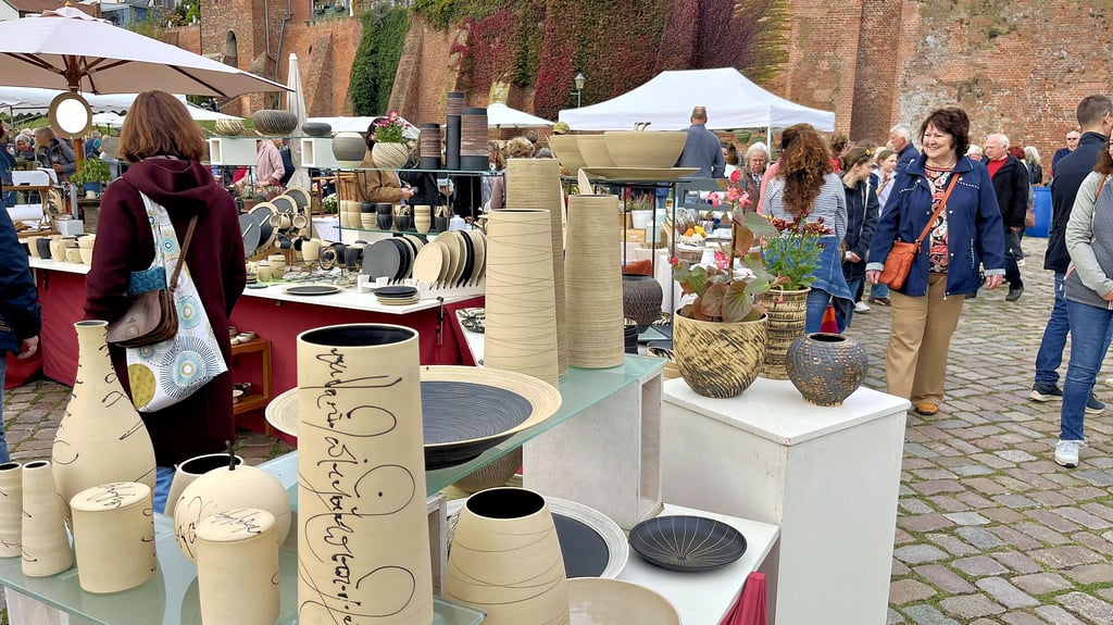 Auf dem Markt gibt es Töpferkunst für den Alltag, Haus, Hof, Garten und mehr.