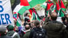 Mehr als tausend Demonstranten protestieren in Kreuzberg gegen Politik Israels.