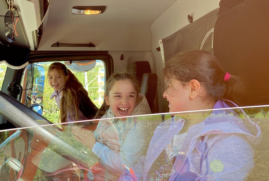Verkehrserziehung kann auch Spaß machen. Eva Ismael, Nigar Asgarov und Daria Chiriac hat es im Lkw von Veolia sehr gut gefallen.