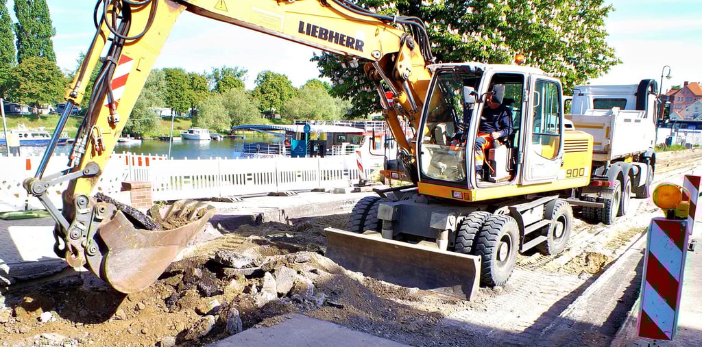 Nach dem Spurwechsel bei den Bauarbeiten auf der B107 in Havelberg wird uferseitig die alte Deckschicht in der Uferstraße abgefräst.