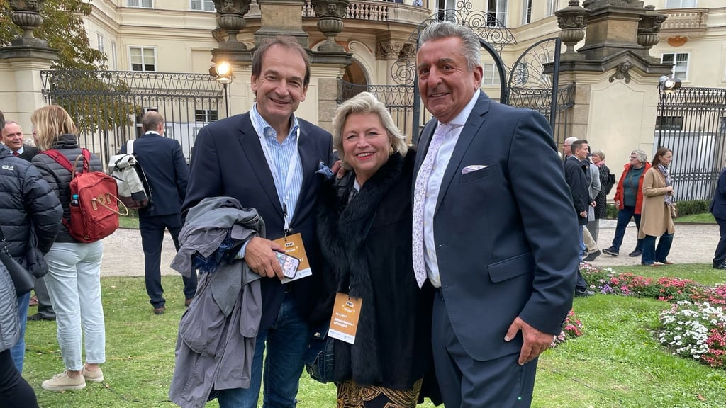 Landtagspräsident Gunnar Schellenberger (CDU, rechts) mit den FDP-Politikern Andreas Silbersack und Cornelia Pieper im vergangenen Herbst vor der Prager Botschaft.
