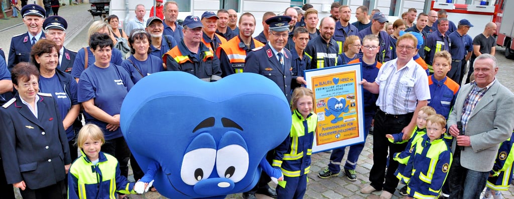 In 25 Jahren hat der Verein aus Havelberg fast 600 Blaue Herzen für Kinderfreundlichkeit vergeben. 2017 ging eins an die Feuerwehr der Hansestadt zum 140. Geburtstag. Das übergaben Sprecher Achim Frey (von rechts) und der Vorsitzende Detlef Ballendat an den damaligen Wehrleiter Ulrich Ziegler.