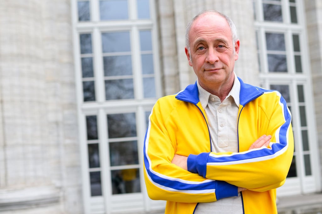 Der deutsch-französische Kabarettist und Satiriker Emmanuel Peterfalvi alias Alfons mit seiner aus Solidarität für die Ukraine gelb-blauen Trainingsjacke. (Archivbild)