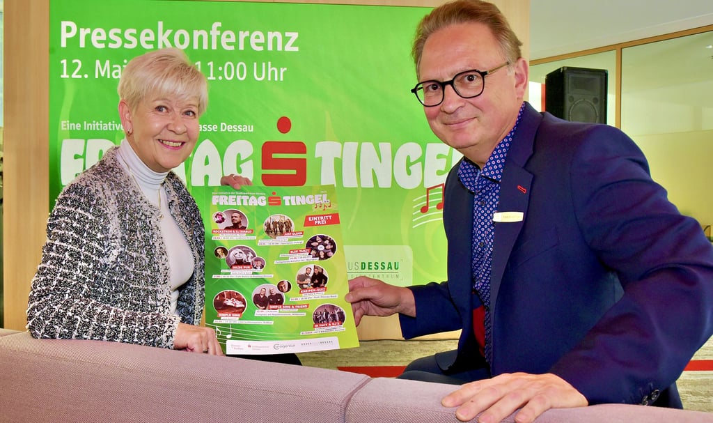 Heike Huth und Sparkassenvorstand Frank Brakelmann bei der Programmpräsentation zum Freitags-Tingel 2025.